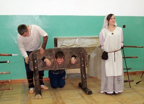 Pokaz historyczny w szkole w Bratkwce