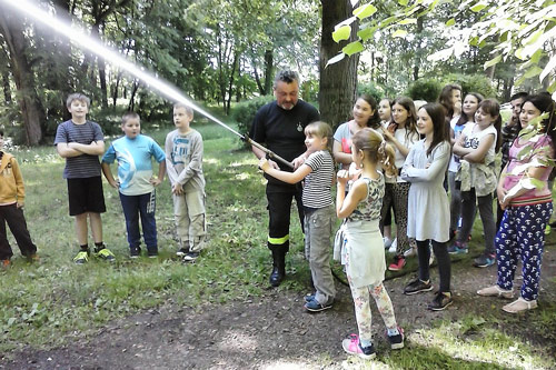 pokaz straacki w szkole w Bratkwce